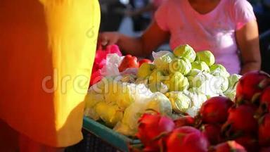 妇女在科尔露天市场选择水果